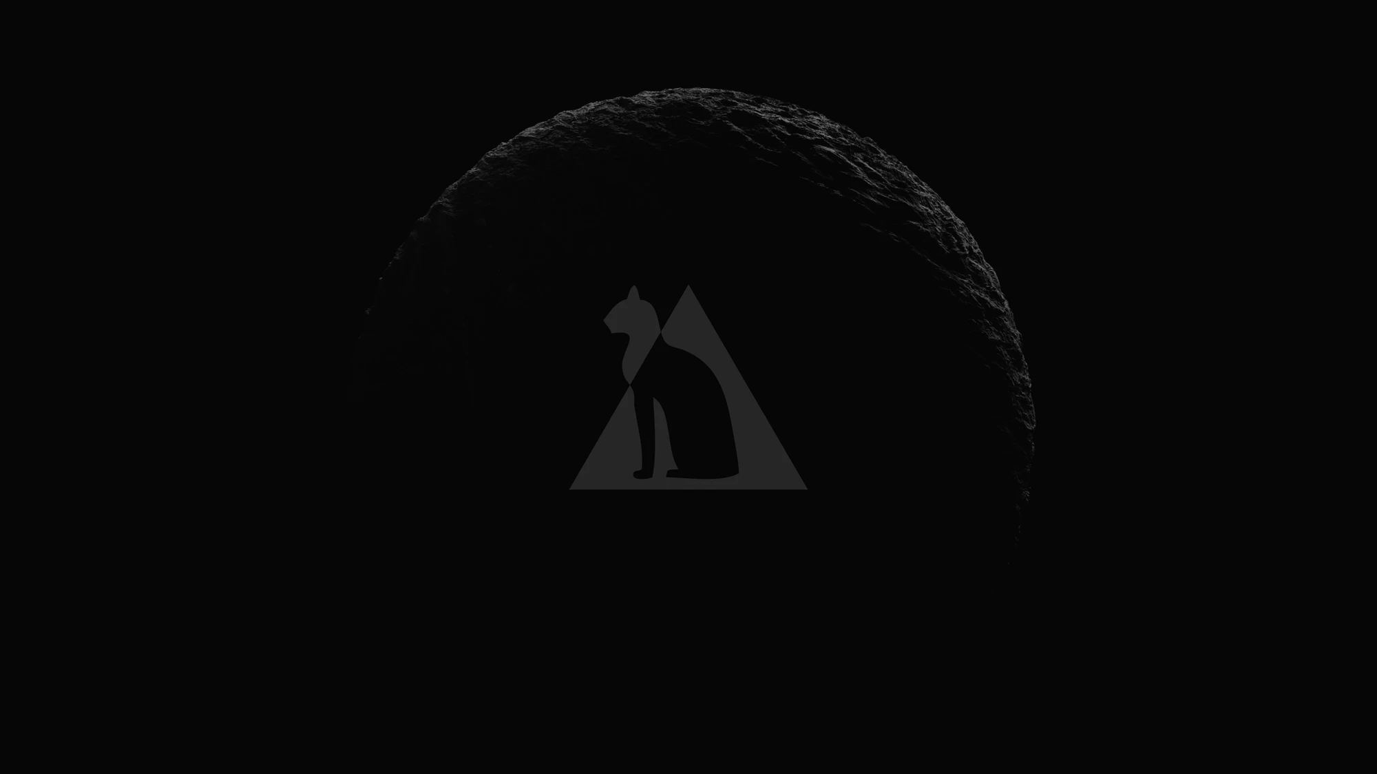 Logo da La Piramide diante de uma esfera de pedra iluminada de lado